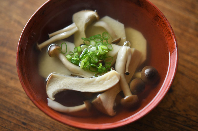 里芋ときのこのおすまし スープ のレシピ 作り方 白ごはん Com