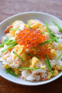 鮭と卵のちらし寿司風の写真