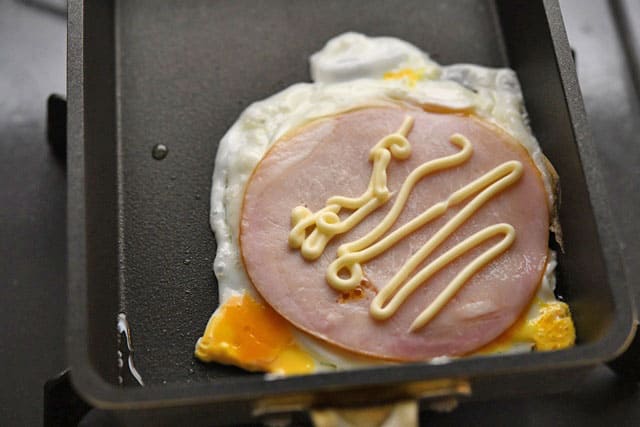 ハム卵の卵焼きの中にマヨネーズ