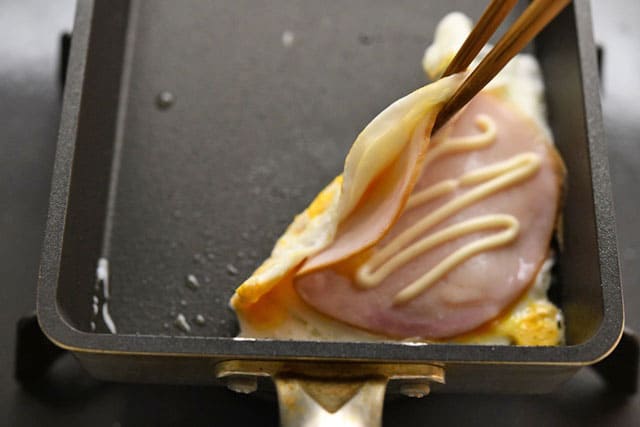 三角に卵焼きを折る