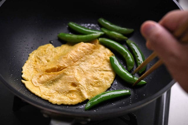 薄焼き卵を焼く