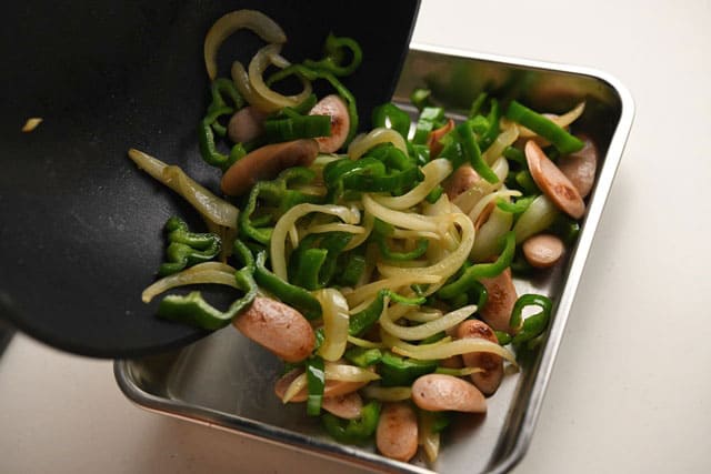 炒めた具材を取り出す