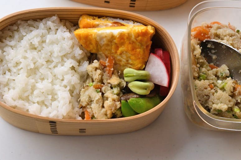 おからの煮物を詰める