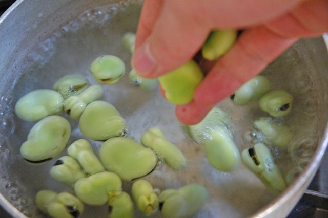 そら豆をゆでる