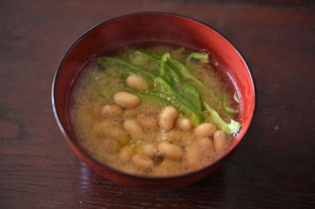 ピーマンと蒸し大豆の即席みそ汁