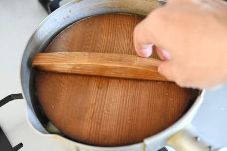 落し蓋をして煮る