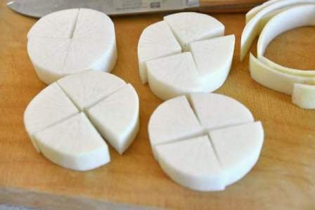 大根をいちょう切りにする