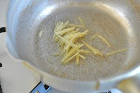 生姜を油で炒める