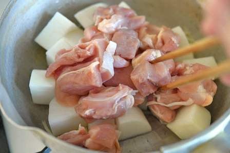 大根と鶏肉を入れる