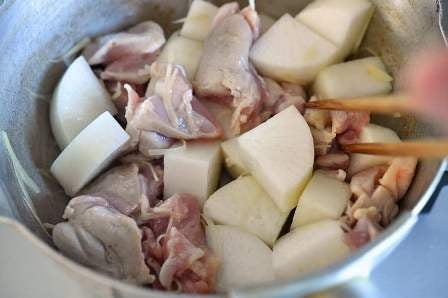 大根と鶏肉を炒め合わせる