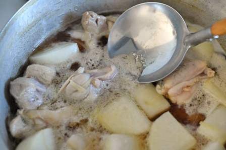 アクをすくい取る