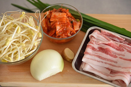 玉ねぎ 豚肉 ニラ ＊ニラと玉ねぎの彩り豚生姜焼き＊ レシピ・作り方