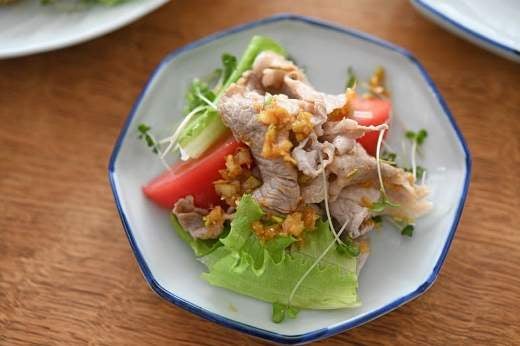 小皿に取り分けた豚しゃぶサラダ