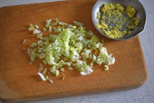 ねぎろ刻んで生姜をすりおろす