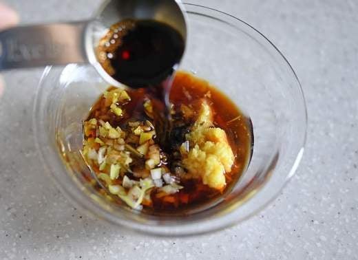 容器にたれの材料を合わせる