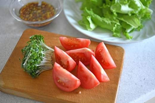 トマトとスプラウトを切る