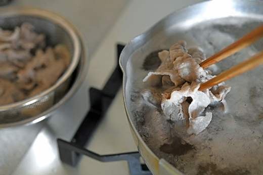 豚しゃぶ肉を茹でて取り出す