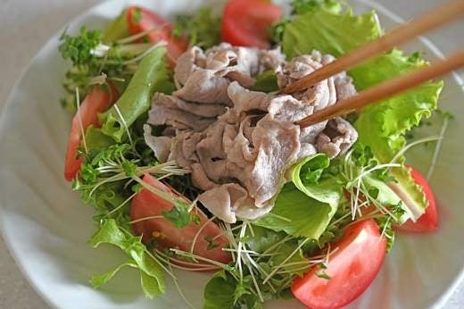 器にサラダを盛り付ける