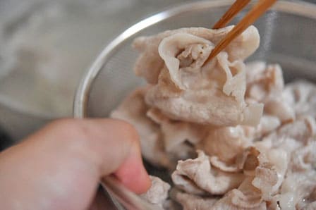 豚しゃぶ肉をざる上げする