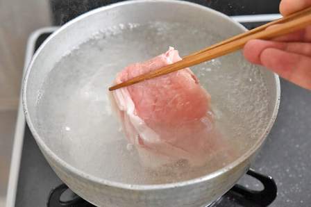 豚しゃぶ肉をお湯に落とす