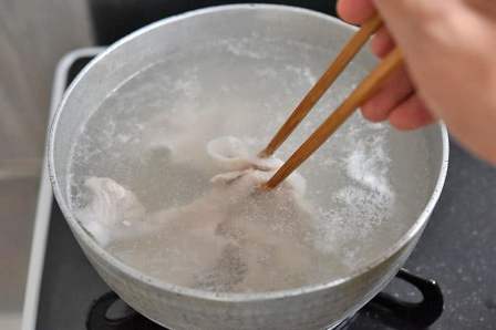 箸でほぐしながらゆでる