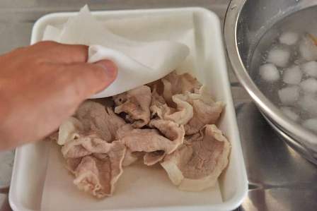 豚しゃぶ肉の水気をふき取る
