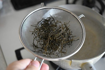 切り昆布をざるに入れる