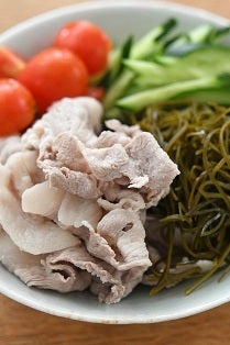 切り昆布と豚しゃぶのサラダの写真