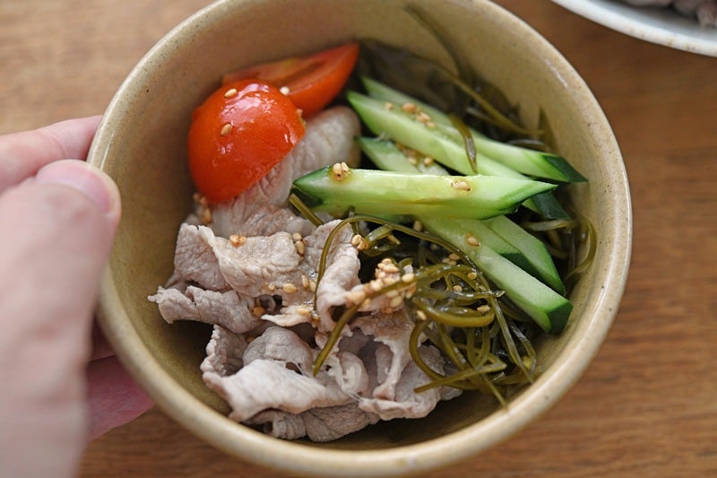 小皿に取り分けた豚しゃぶサラダ