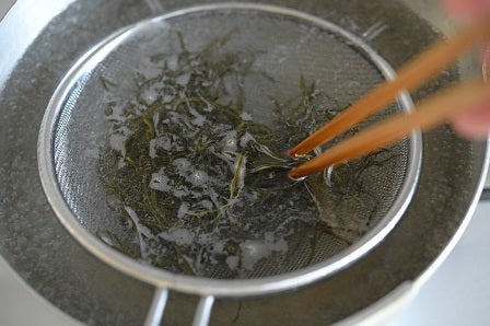 切り昆布をさっとゆでる
