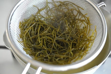火の通った切り昆布