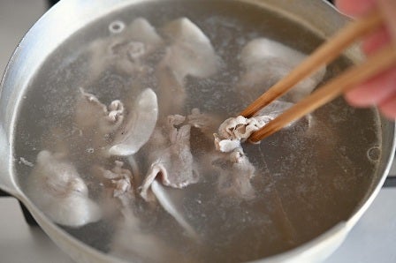 豚しゃぶ肉を茹でて取り出す
