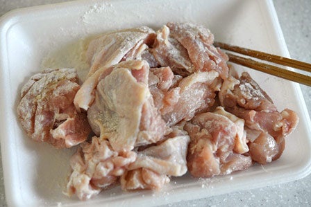 鶏肉に小麦粉をまぶす
