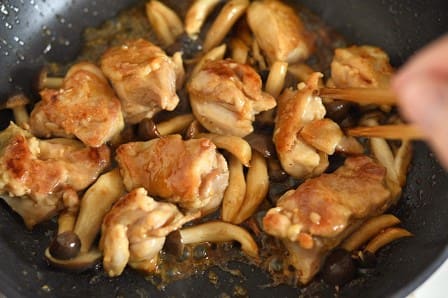 タレを煮詰めて鶏肉にからめる
