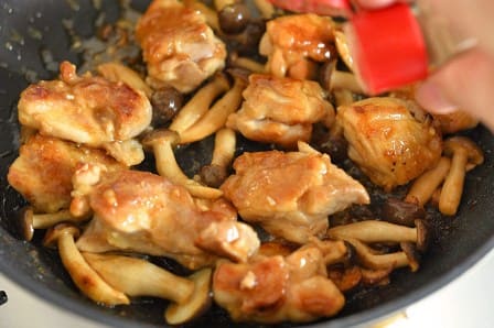 最後にコショウをふる