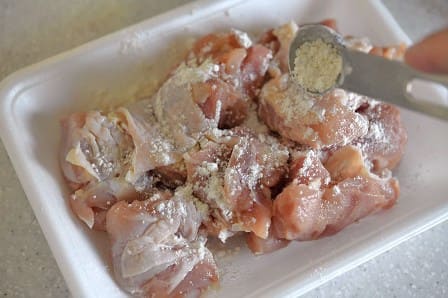 鶏肉に小麦粉をふる