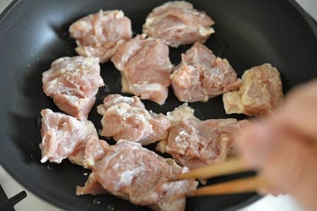 皮側を下にして焼く