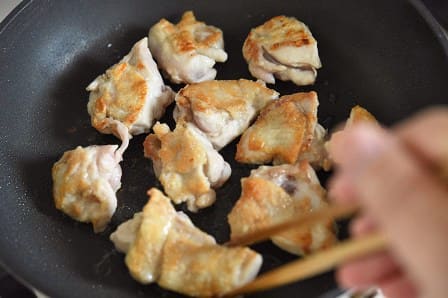 鶏肉を裏返す