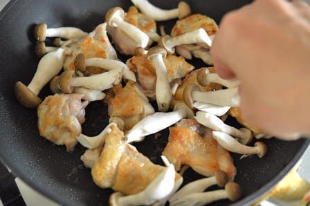 フライパンにしめじを入れる