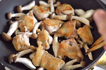 しめじをすき間に移動する