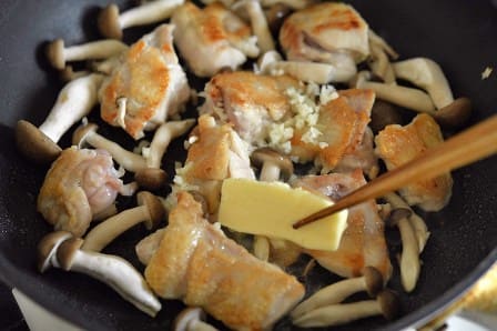 バターとにんにくを入れる
