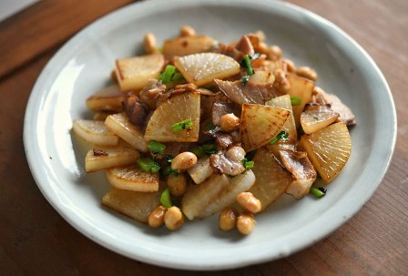 大根と蒸し大豆の炒め物