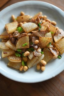 大根と蒸し大豆の炒め物