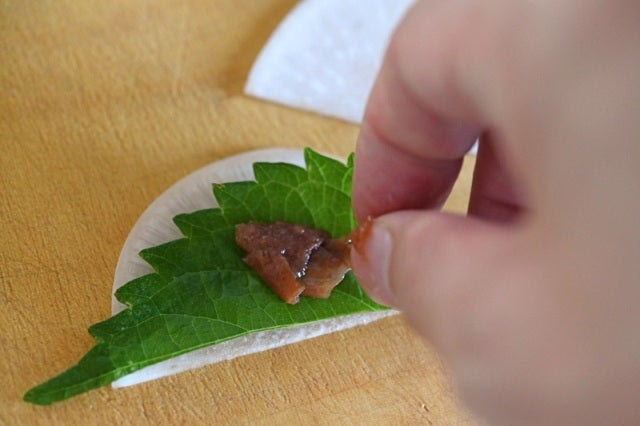 大葉と梅をのせる