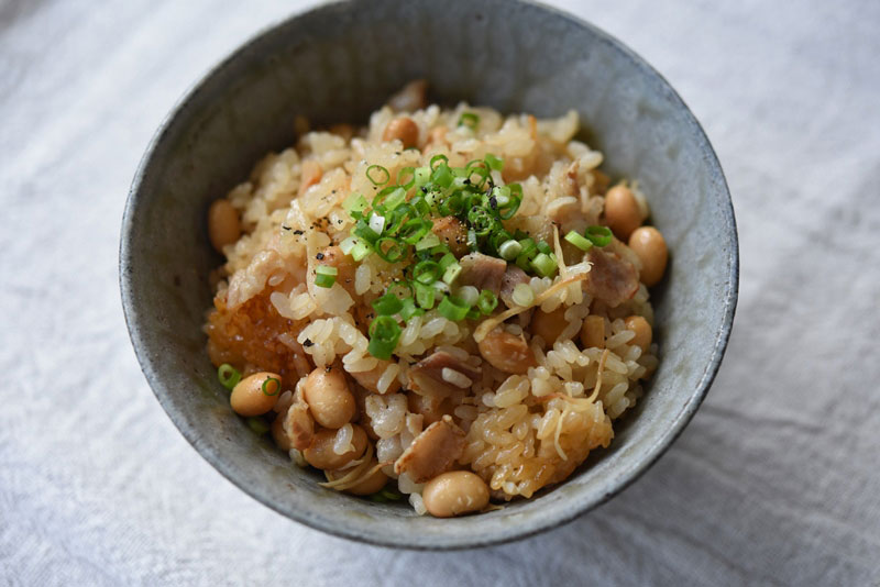 大豆と豚バラ肉の炊き込みご飯の写真