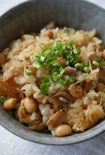 大豆と豚バラ肉の炊き込みご飯の写真