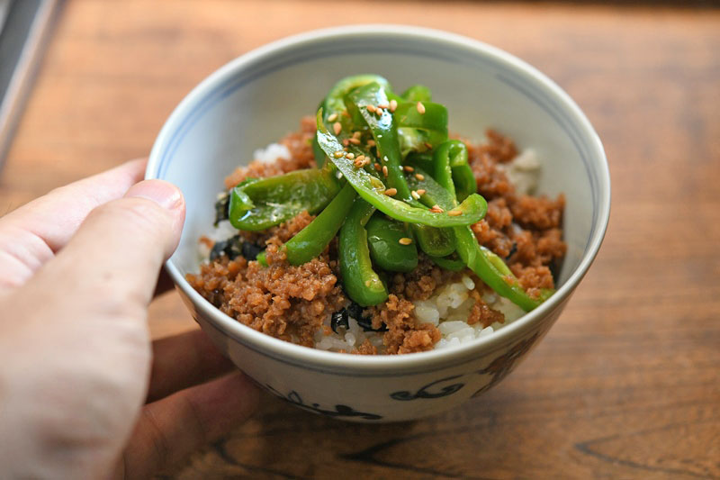 鶏そぼろ丼（ピーマンナムルのっけ）の写真