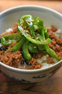 鶏そぼろ丼（ピーマンナムルのっけ）