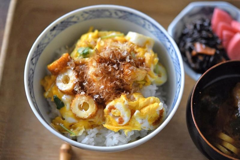 ちくわの卵とじ丼の写真