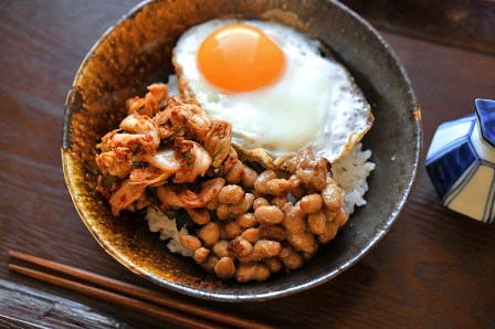 焼き納豆＆キムチの目玉焼き丼のレシピ写真